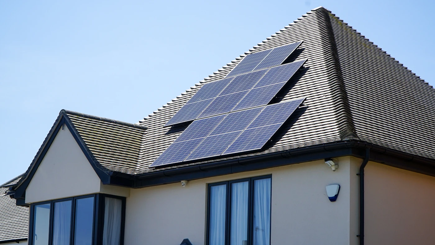 Vivienda con placas solares en la cubierta