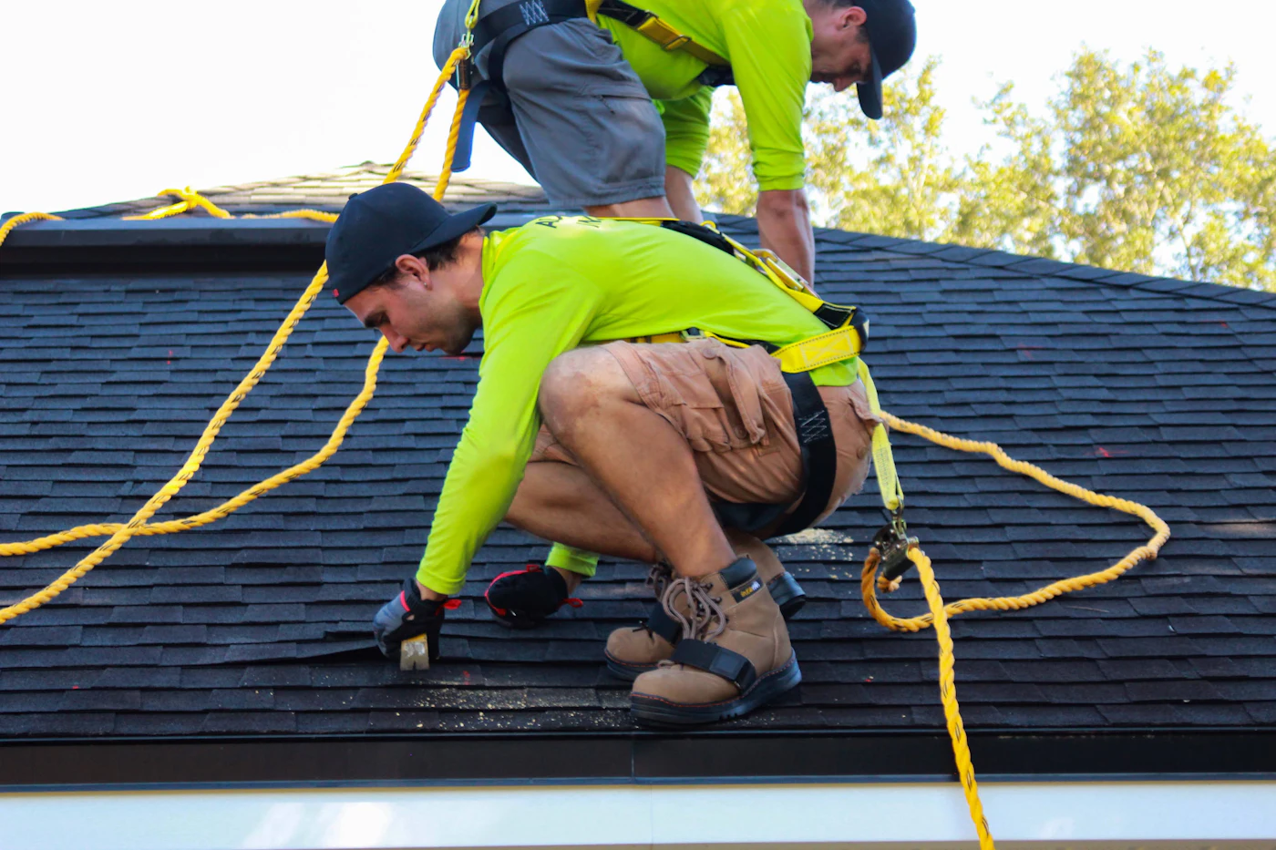 Dos instaladores trabajando en un tejado con placas solares